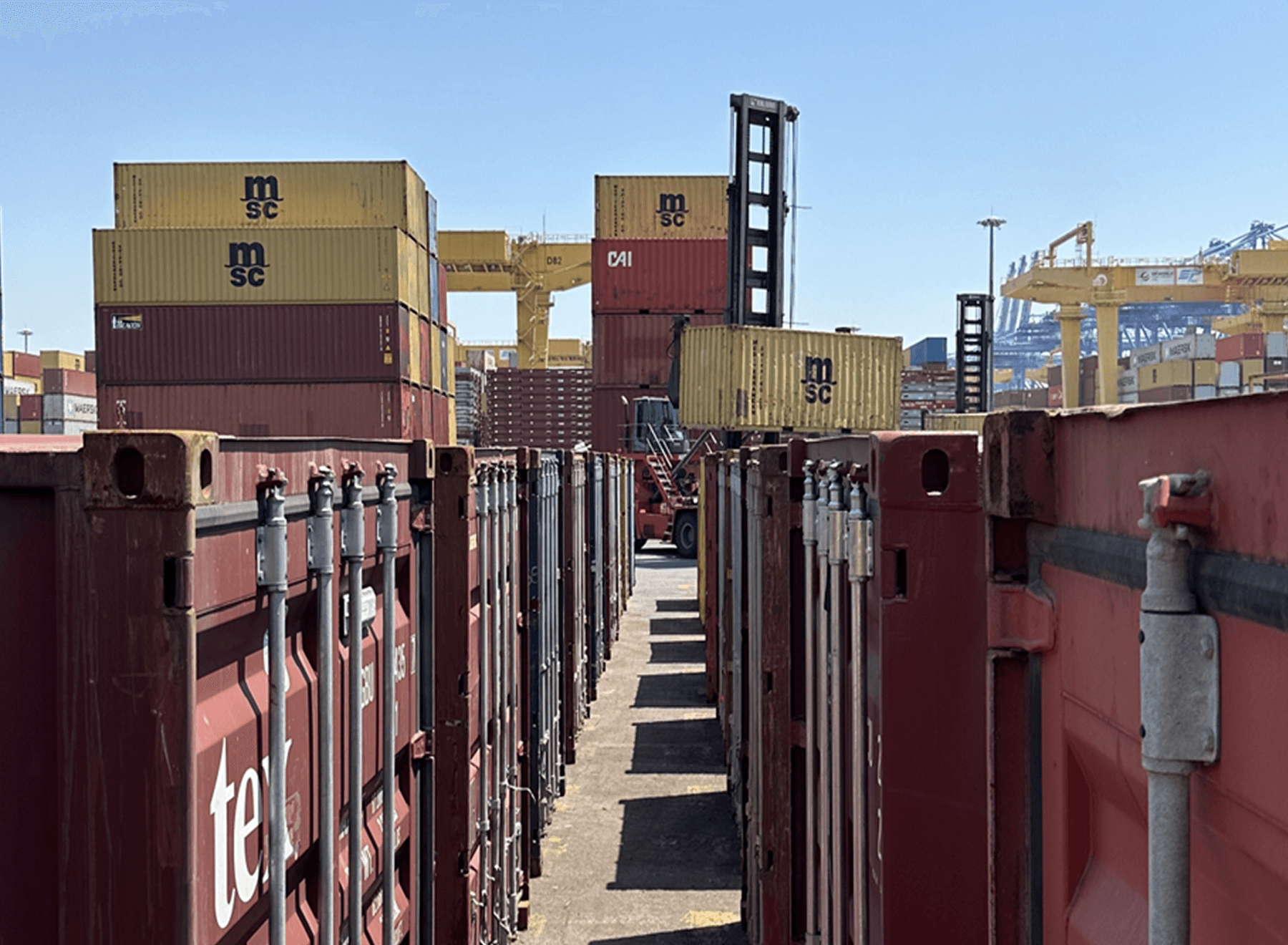 コンテナ密集区域での作業者位置管理