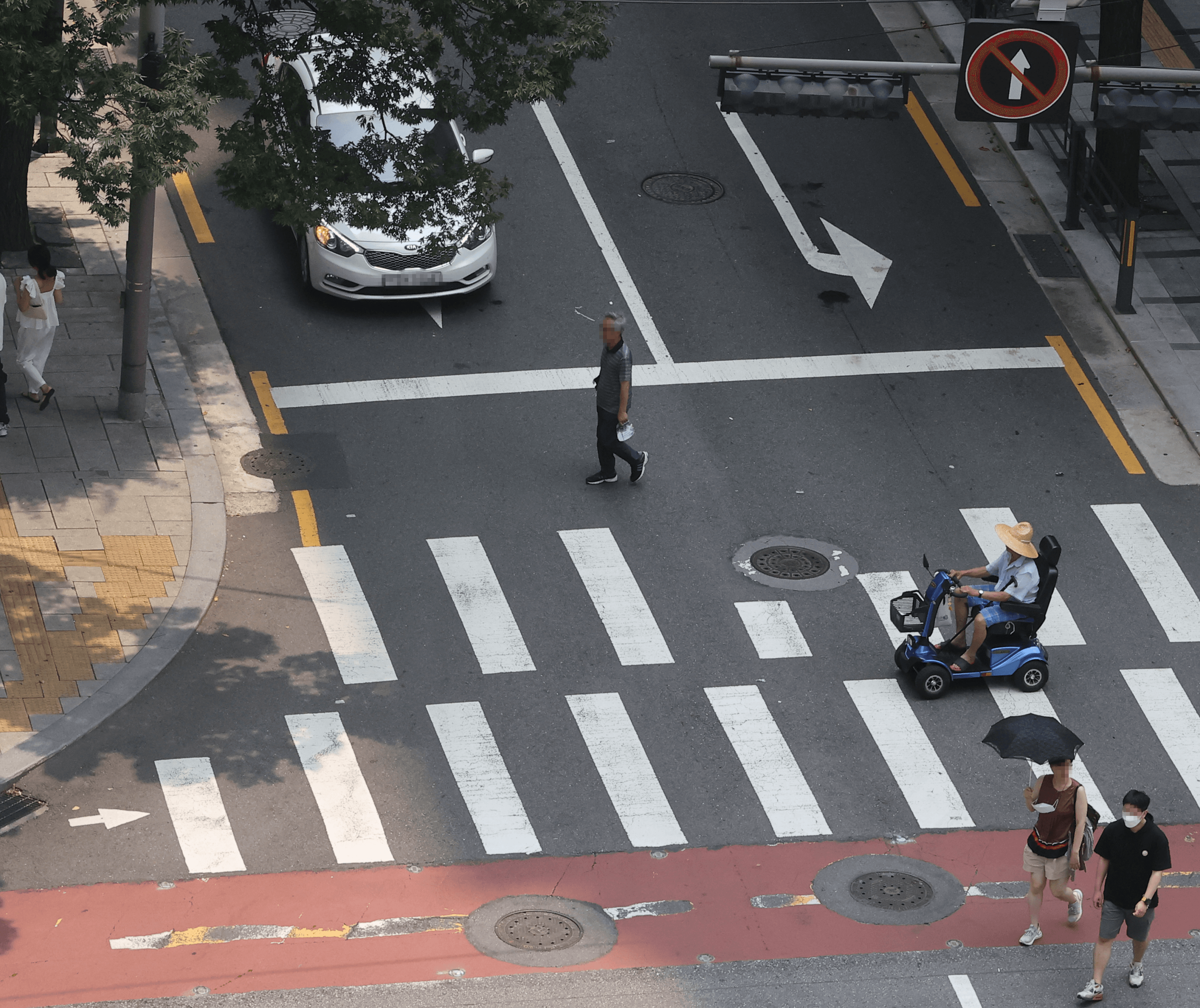 歩行者の動きをリアルタイムで検知し、交差点事故を事前に防ぎます