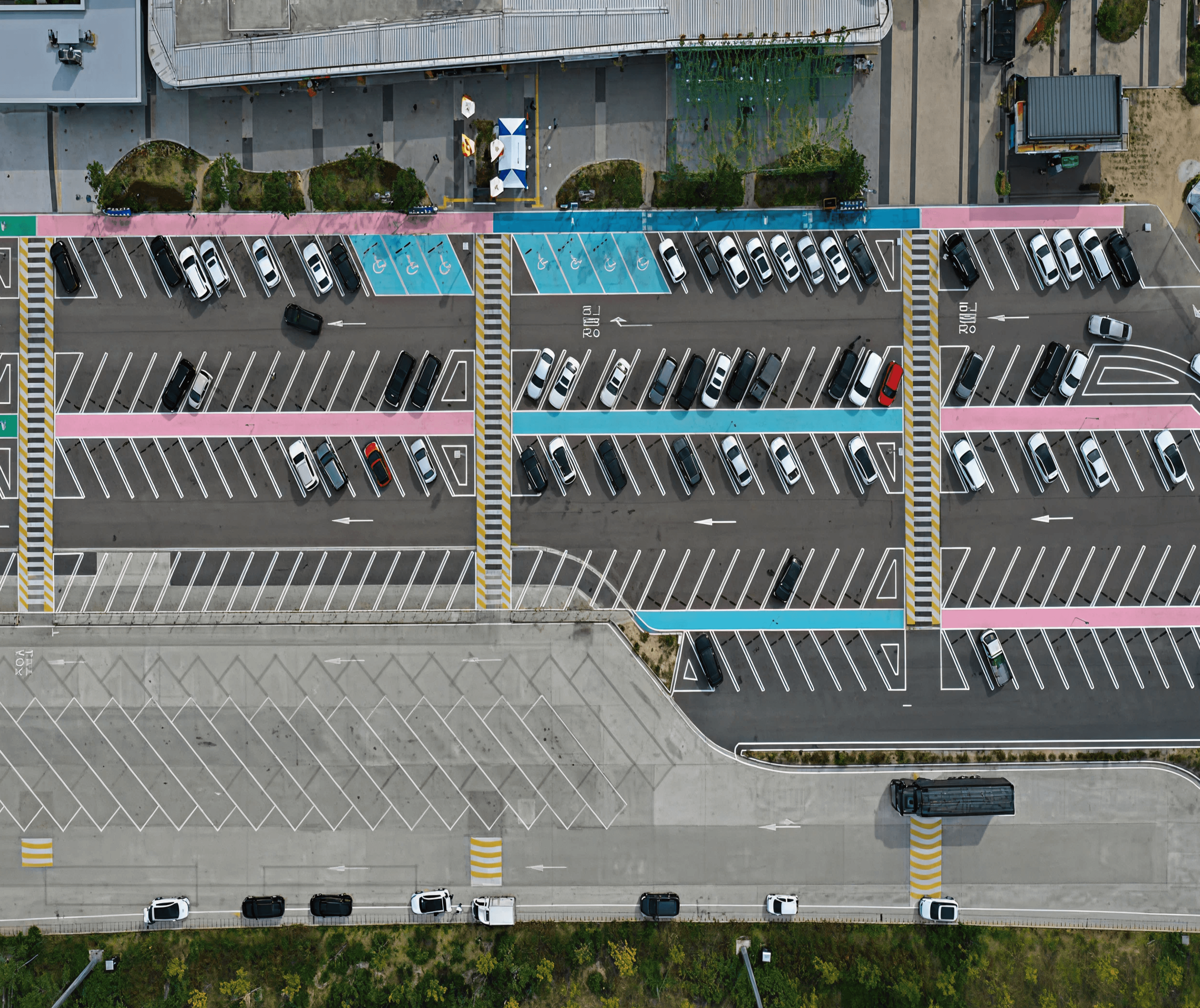 駐車場の車両フローをリアルタイムで管理し、混雑を緩和