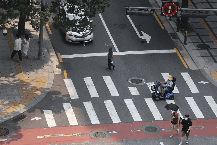 歩行者の動きをリアルタイムで検知し、交差点事故を未然に防ぎます