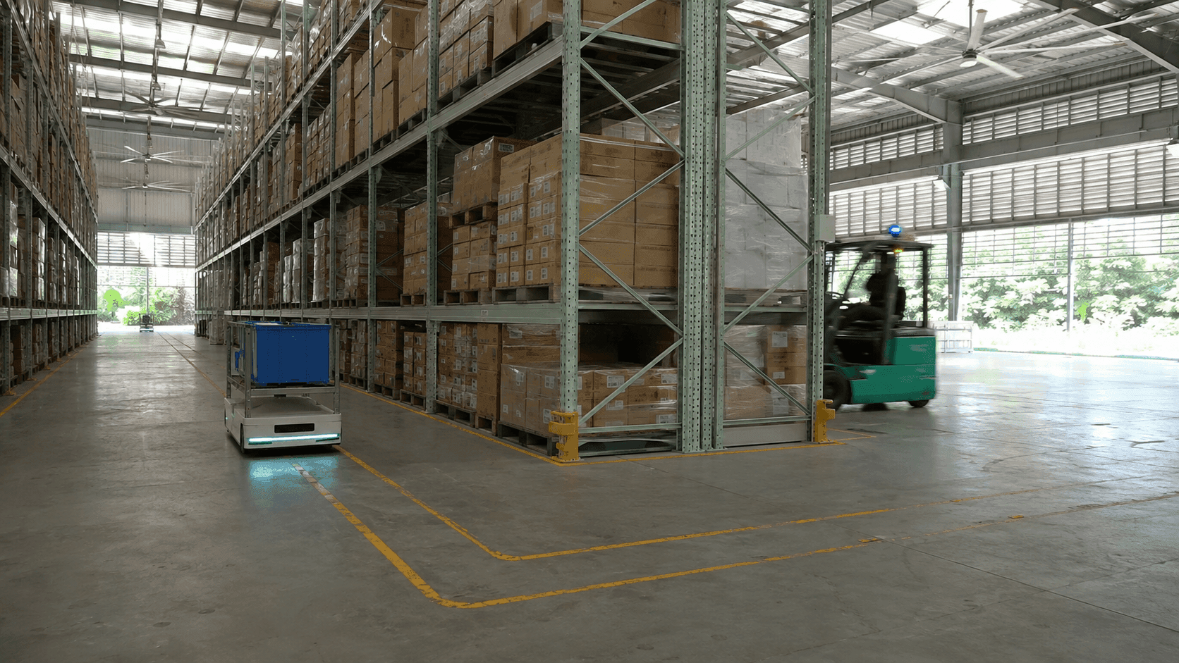 Chống va chạm xe nâng và AMR khi dùng chung lối đi: cấu trúc chuyển tọa độ UWB để robot tự quyết định