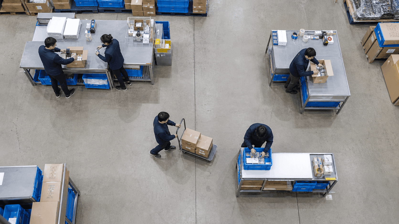 Warehouse overview showing workers assigned zone by zone